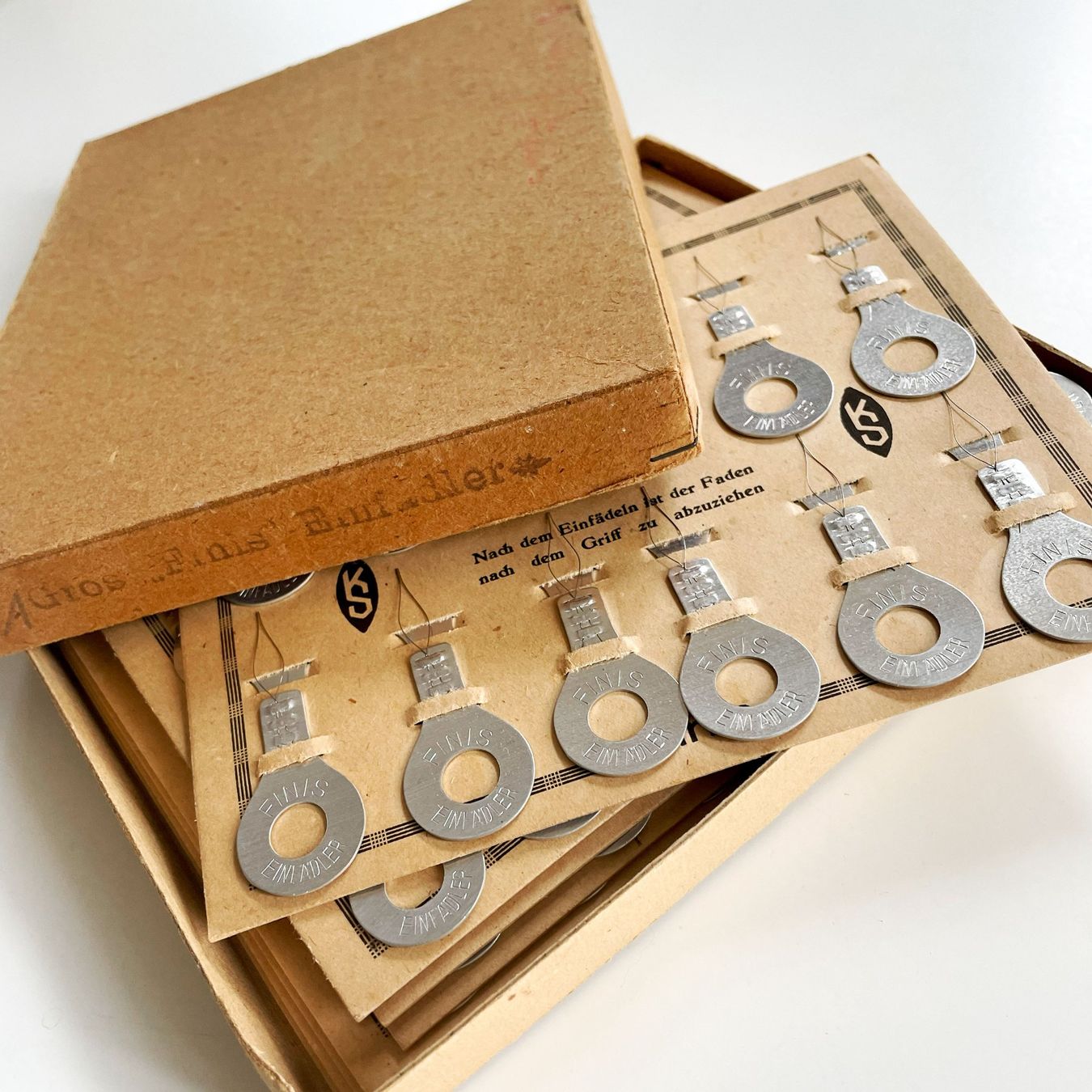 Kordeln & Faden: Karte mit 24 Einfädler Nadeleinfädler Faden ca. 1940s – Neu und originalverpackt aus Brüttisellen von Buxus 3
