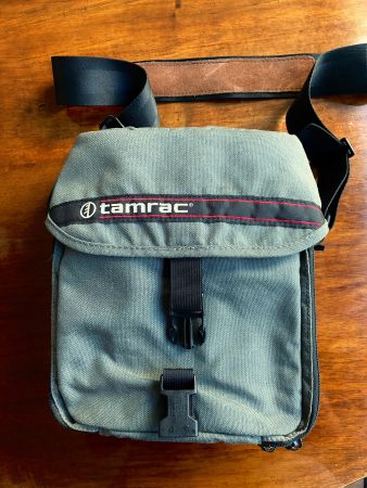 Fototasche TAMRAC 605R mit Platz für Kamera und 3 Objektive