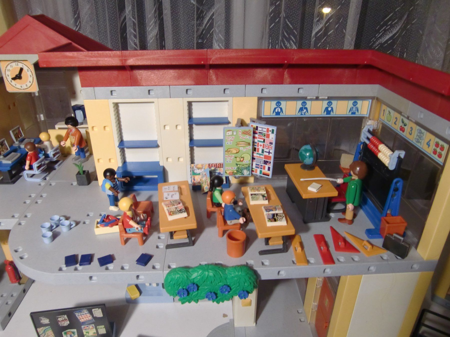 Playmobil Spielzeuge: Playmobil Grosse Schule + Turnhalle - RIESIG – Gebraucht aus Arbon von 200sterne 2