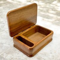 Boîte porte-cigarette et briquet ancienne en bois sculpté