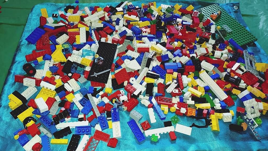 Lego Kit di costruzioni: Lego Classic-Basic-Figuren Kiloware gemischt 1,3kg – Usato da Schwarzenbach(Huttwil) venduto da Padielito