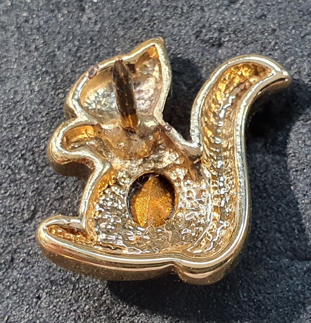 Plaketten & Abzeichen: Y752 - Goldiger 3D Pin mit steinchen Eichhörnchen – Gebraucht aus Reinach BL von Boston-Verkauf 1