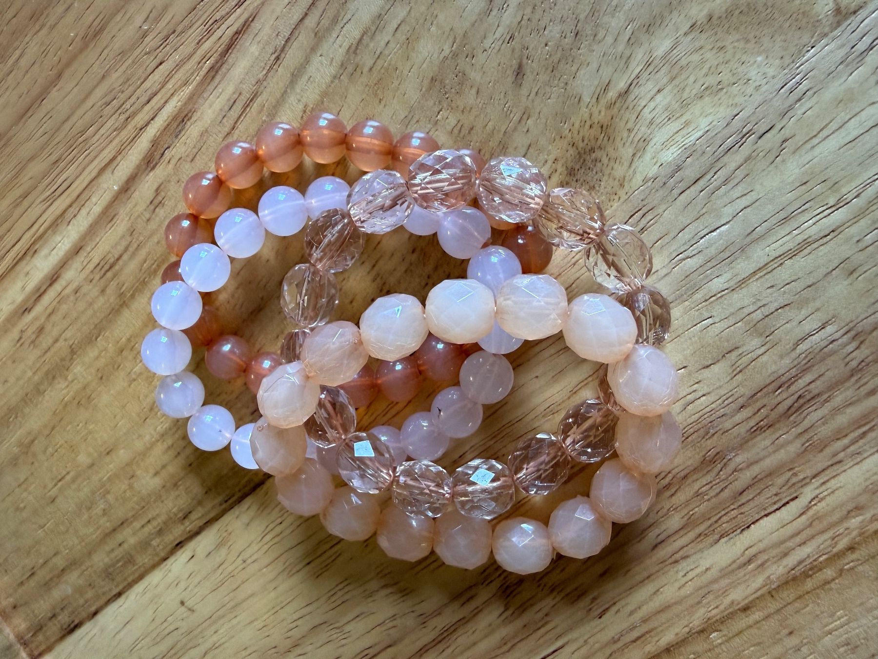 Bracciali & Braccialetti: 4 elastische Perlenarmbänder in Rosé & Apricot, Modeschmuck – Usato da Neerach venduto da Meli_sara