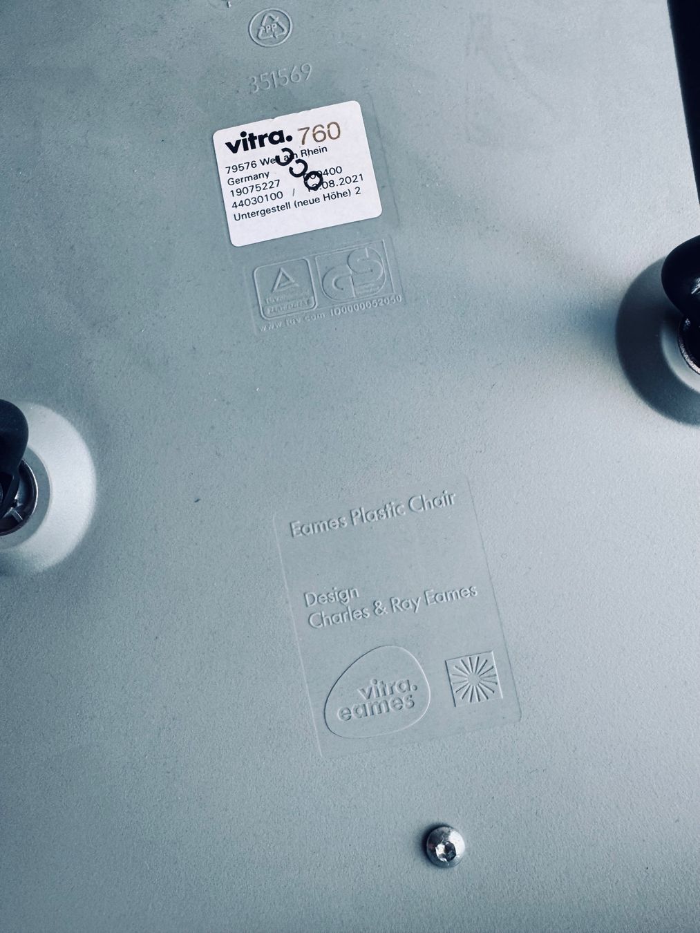 Vitra Sedie: ORIGINAL VITRA EAMES PLASTIC ARMCHAIR Eisgrau m. Sitzpolster – Usato da Ennetbaden venduto da DanielCPH 5
