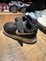 Baskets Nike enfant noire, taille 23, fermeture scratch, par