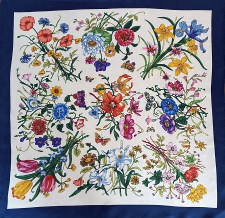 Seidenschal mit Blumenmuster
