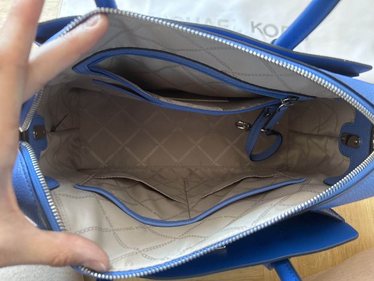 Michael Kors Sacs femmes: Sac Michael Kors bleu et blanc neuf – Neuf (Voir description) à Yverdon-les-Bains par Satim1 7