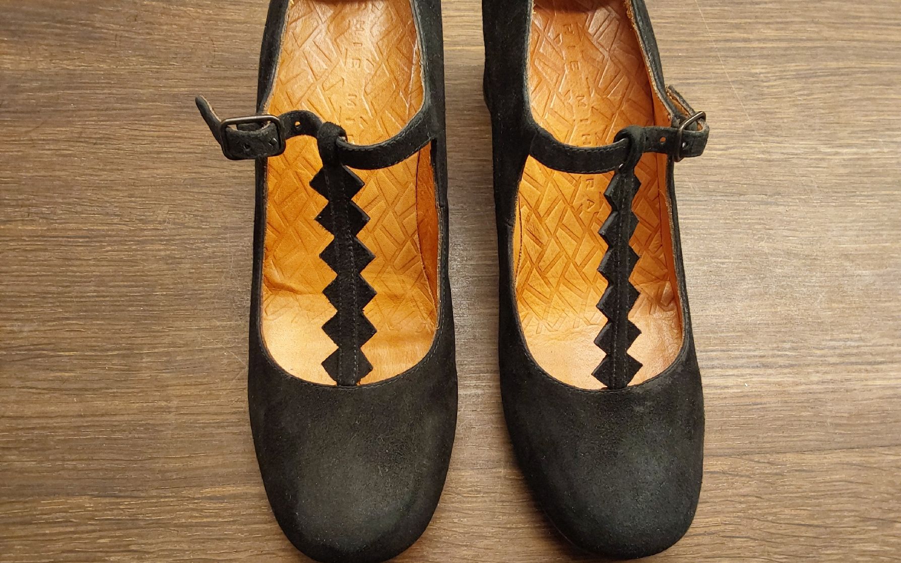 Chie Mihara Scarpe da donna: Pumps 38 Chie Mihara Wildleder schwarz – Usato da Köniz venduto da scopello12 1