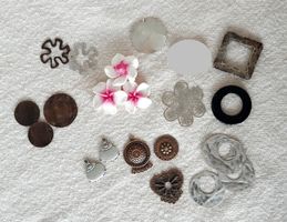 Lot de pendentifs/perles/boucles pour fabrication de bijoux