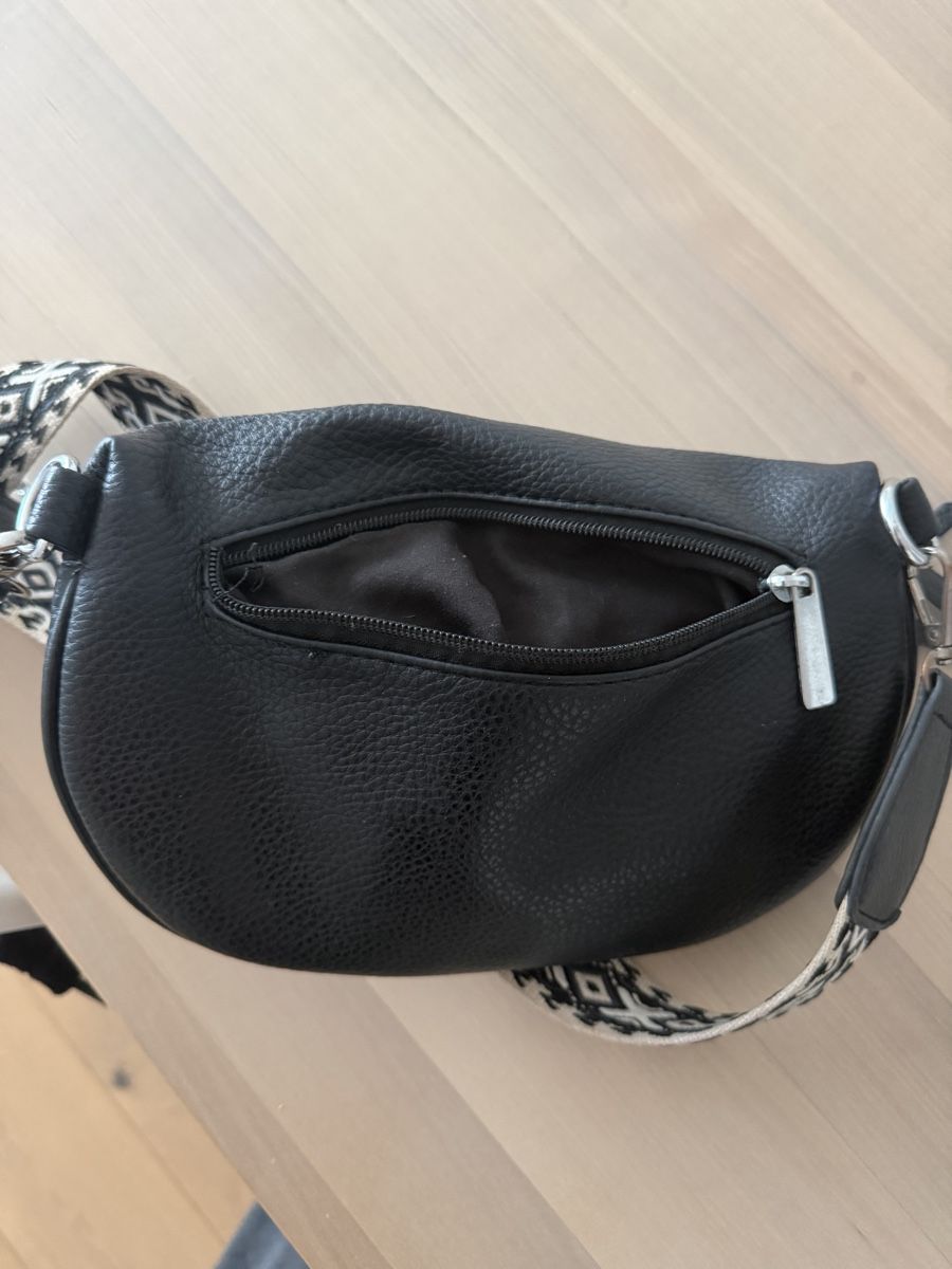 Borse da donna: Praktische Bauchtasche schwarz – Usato da Winterthur venduto da saram26 5