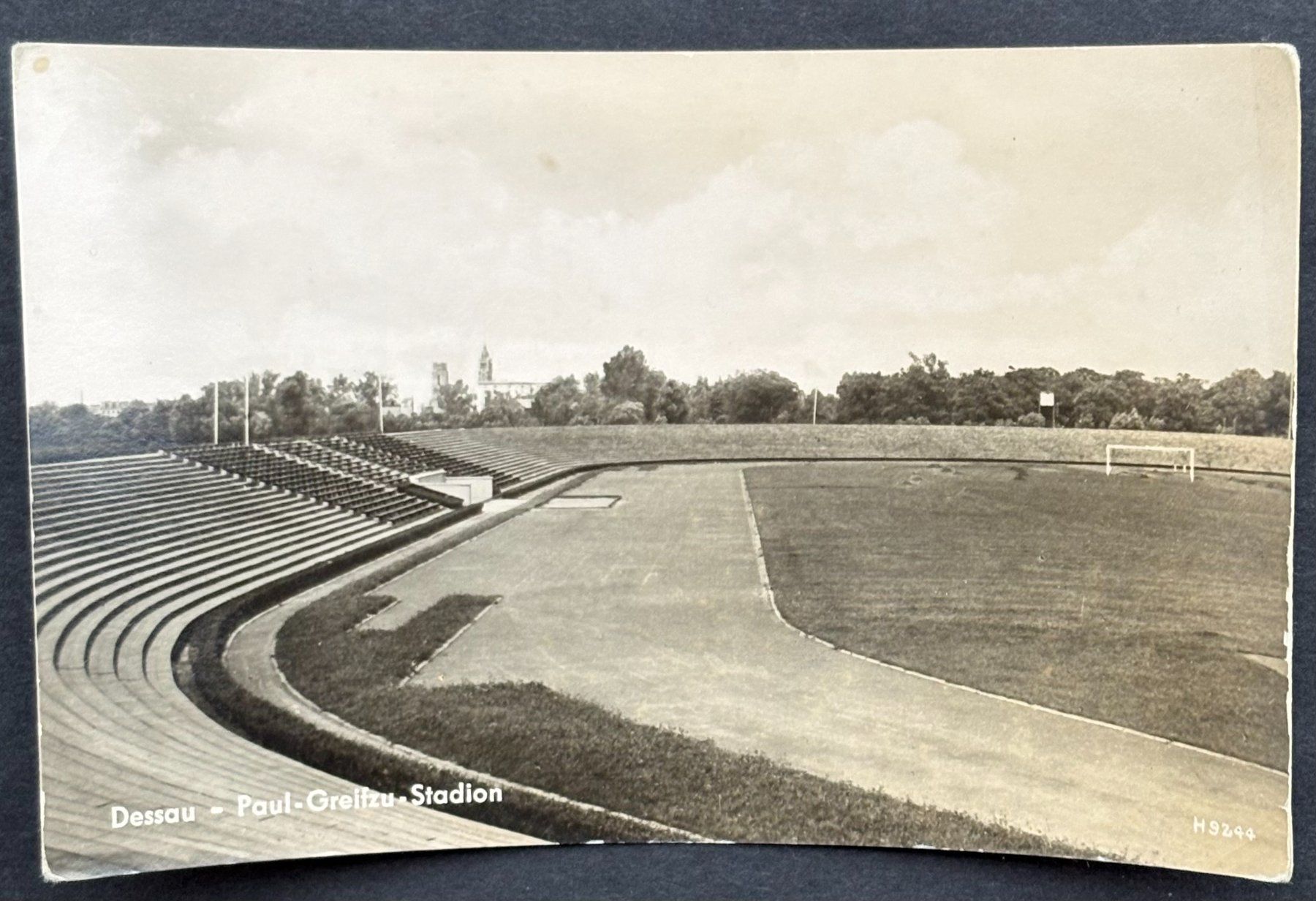 Cartoline postali: ALTE ANSICHTSKARTE DESSAU PAUL-GREIFZU-STADION – Usato da Ostermundigen venduto da Wyatt-Earp