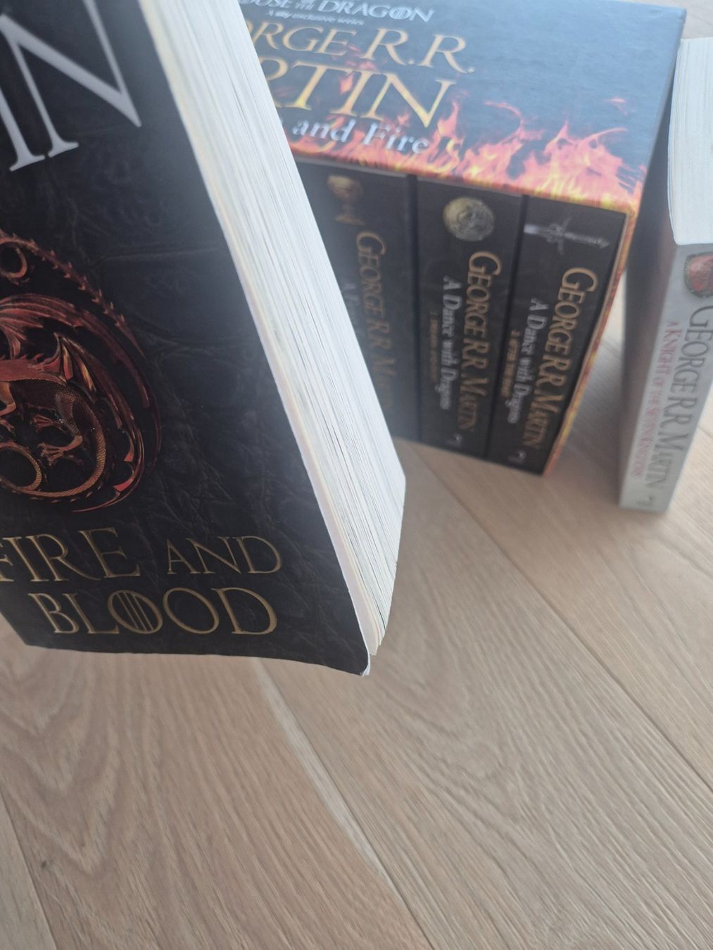 Libri: Game of Thrones box set + 2 bücher – Usato da Winterthur venduto da ml-ay15 2