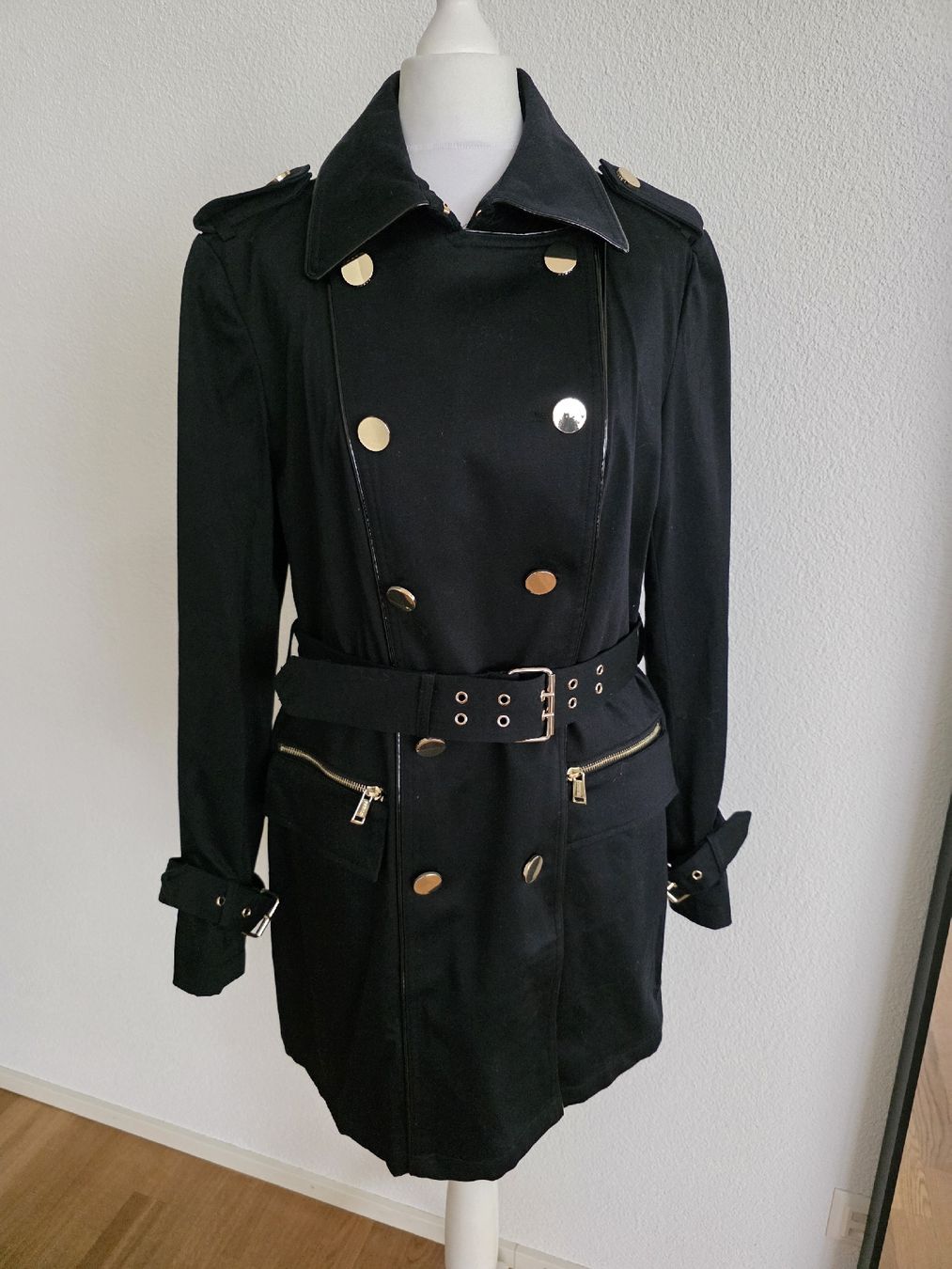 Guess Cappotti: dunkelblauer Guess Trenchcoat, Grösse M – Usato da Kerns venduto da d_s_obwalden 2