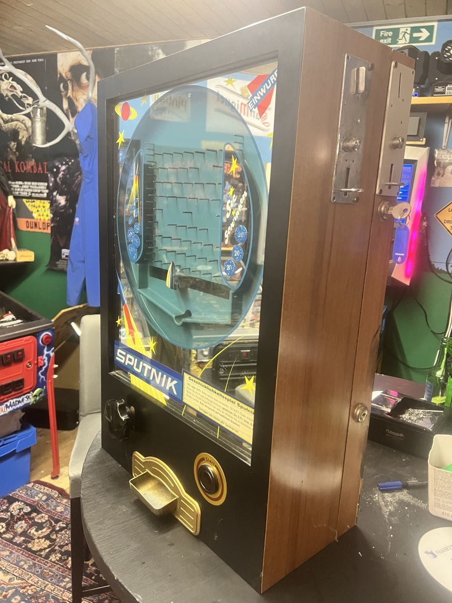 Slot Machine: Sputnik Geldspielautomat Vintage – Usato da Nänikon venduto da Flipperbar 5