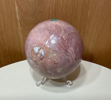 Wunderschöne Jaspis Erdbeere Kugel mit Ständer