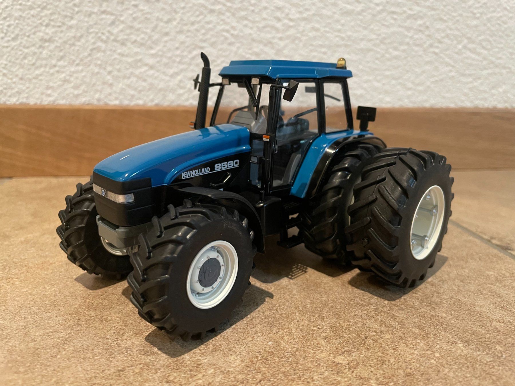 New Holland Trattori: New Holland 8560 von Replicagri – Nuovo e nell'imballaggio originale da Kreuzlingen venduto da Stefan1150