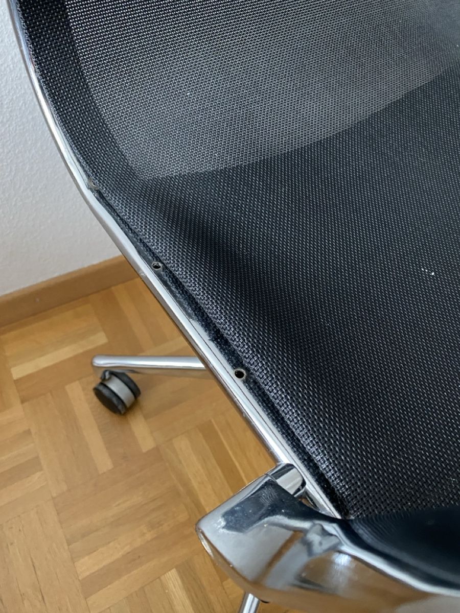 Stühle: Schwarzer Bürostuhl im Vitra / Eames EA Stil – Gebraucht aus Luzern von  5
