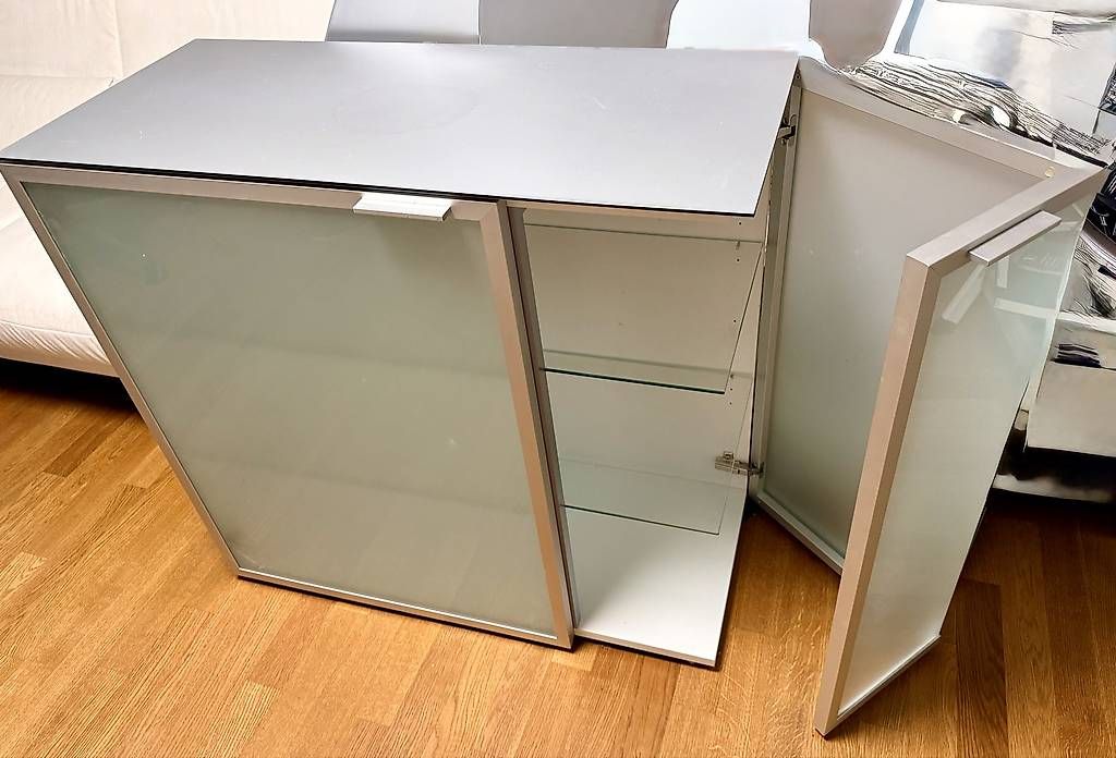 Pfister Cassettiere: Elegantes Milchglas Designer Sideboard / Möbel Pfister – Usato da Walchwil venduto da JuliaMeldere