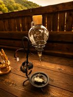 Eleganter Weinspender mit Glasballon und Schmiedeeisen-S