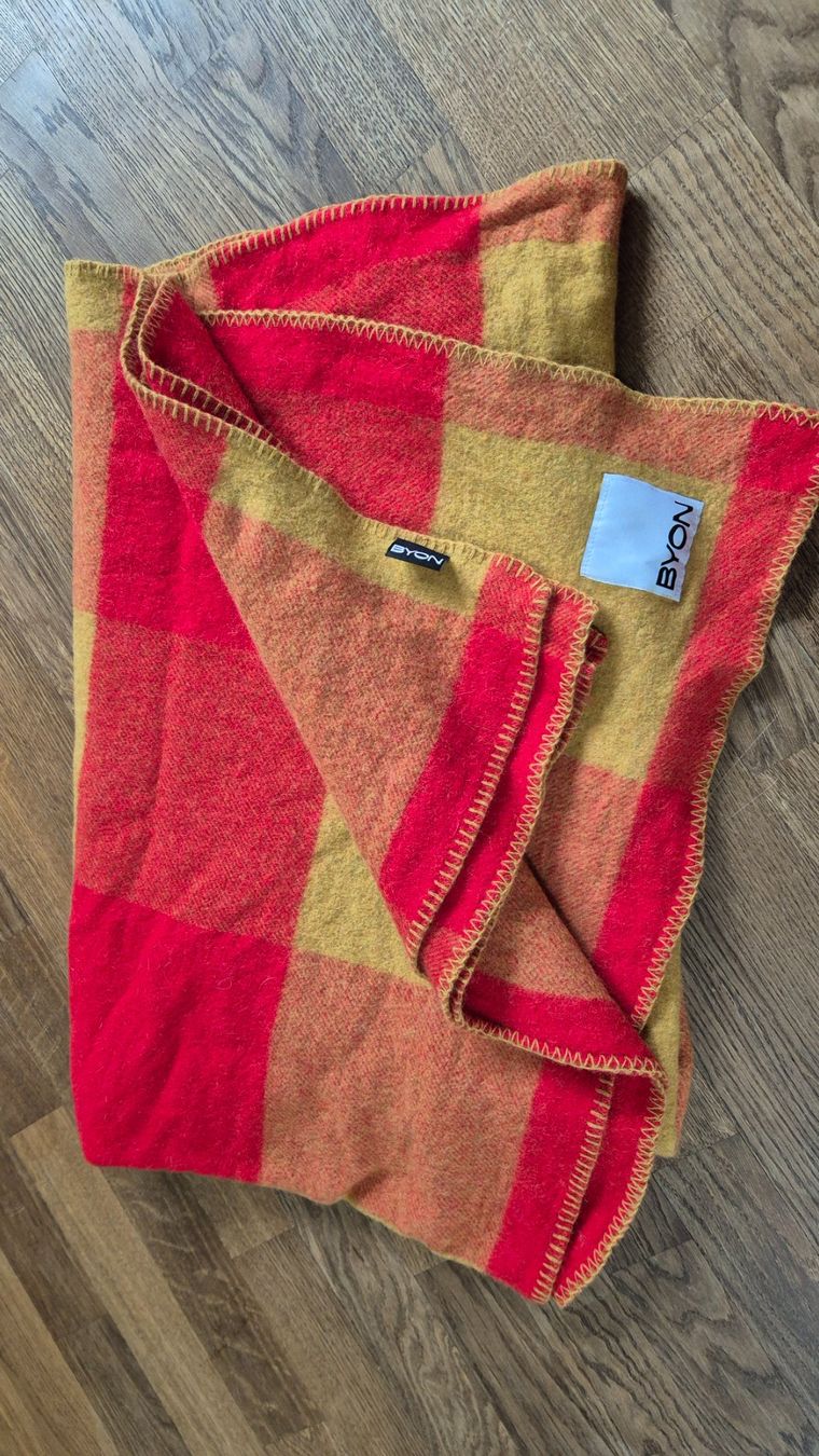 Decken: Byon wool blanket yellow red – Gebraucht aus Zürich von monadiederich