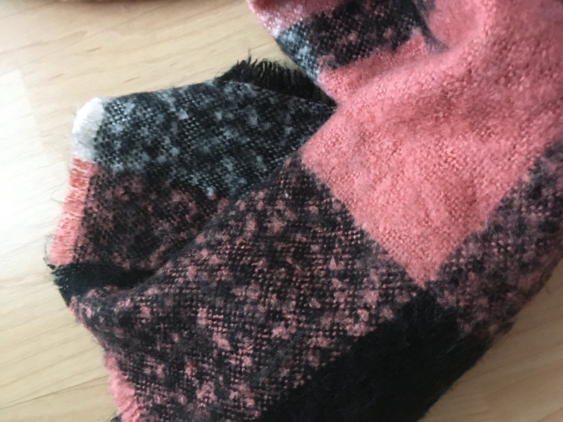 Hallhuber Foulards & écharpes: HALLHUBER Winterschal Bouclé – D'occasion à Muotathal par robin40 5