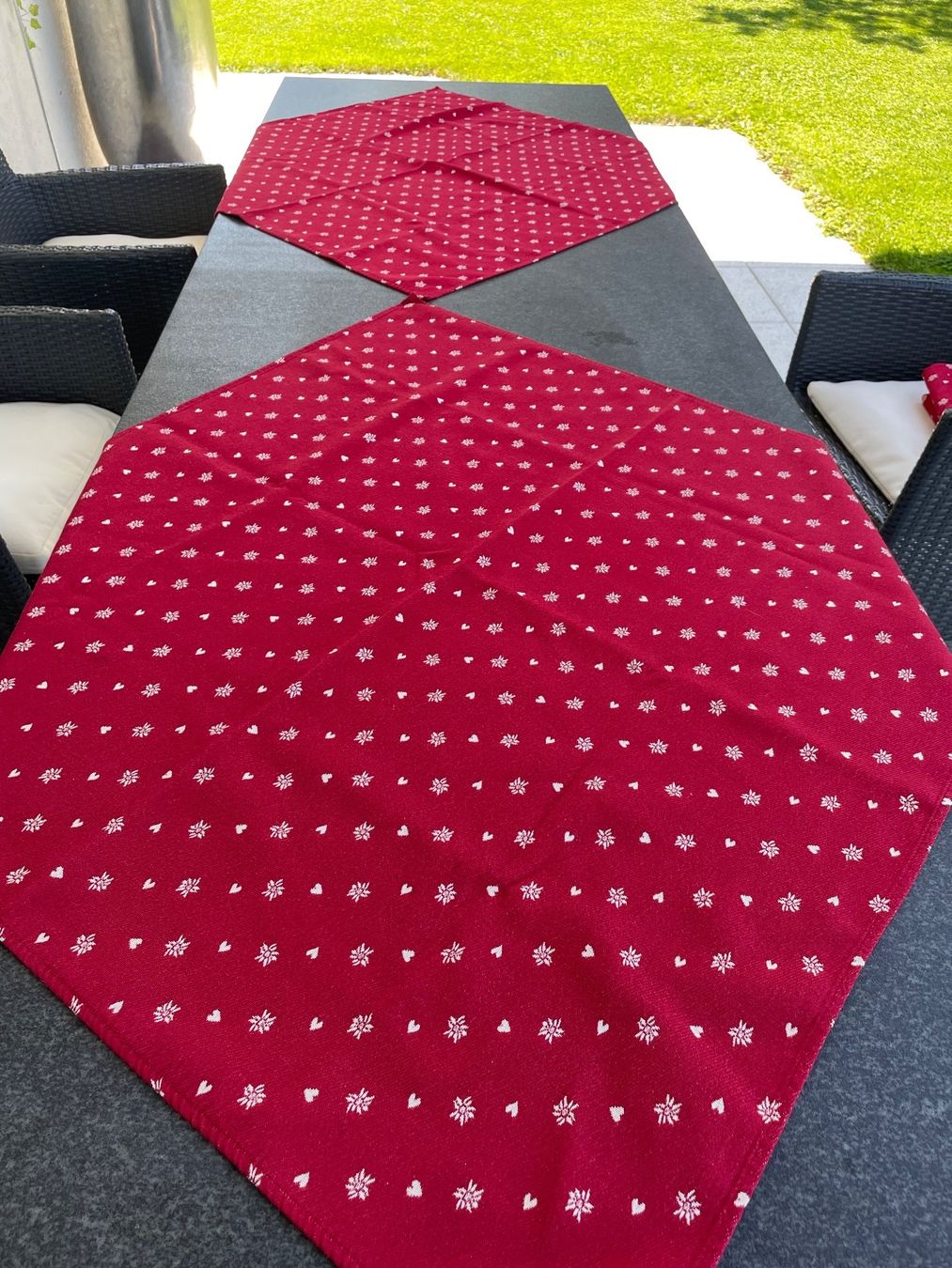 Decken: Tischdecke lang mit 6 Mitteldecken – Gebraucht aus Freidorf TG von  2