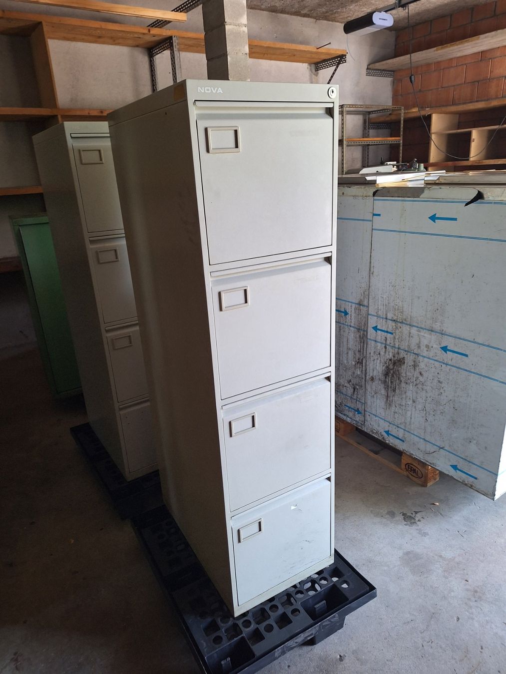 Armoires: Aktenschrank 2 Stück – D'occasion à Frutigen par orpaw