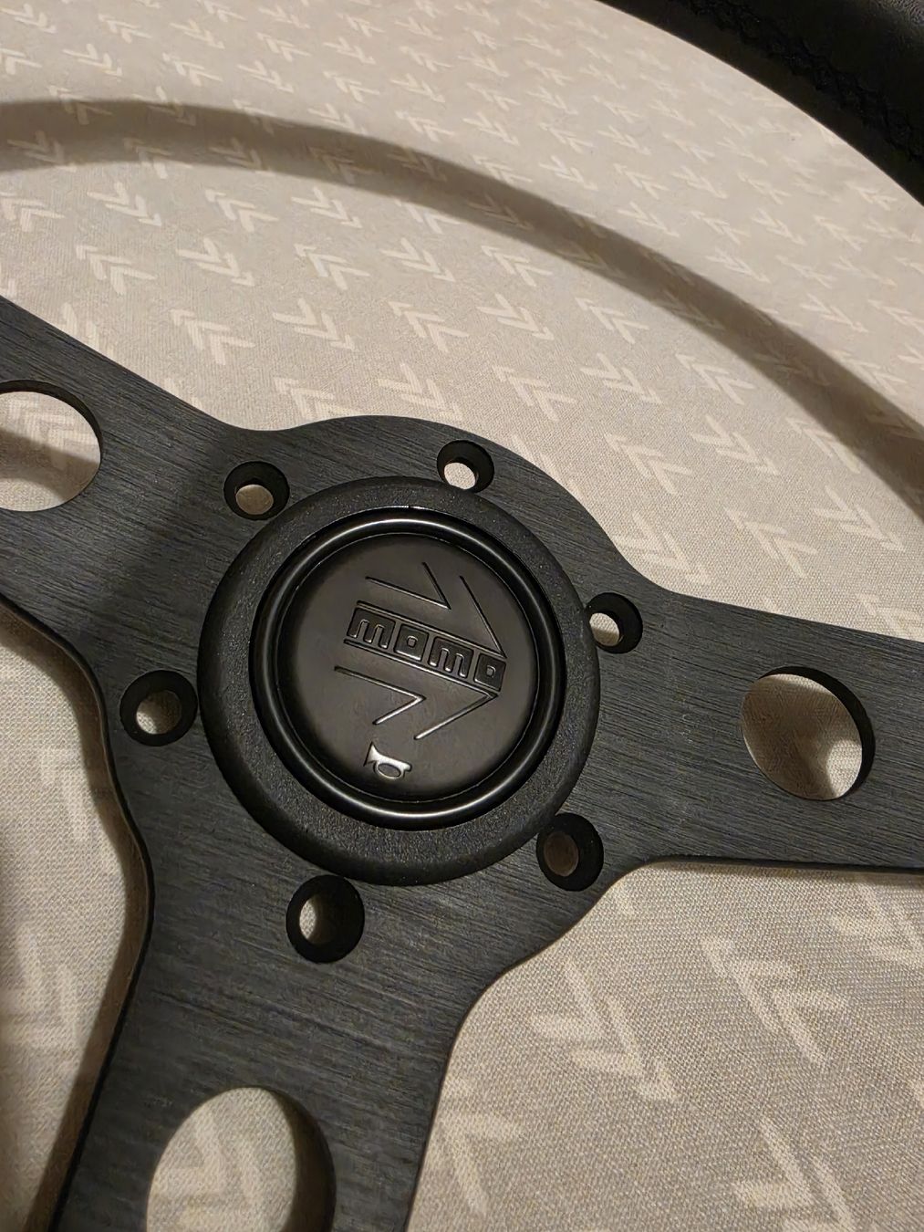 Toutes les pièces auto: Volant MOMO cuir BLACK EDITION – Neuf avec emballage d'origine à Courtaman par Bluejazz 1