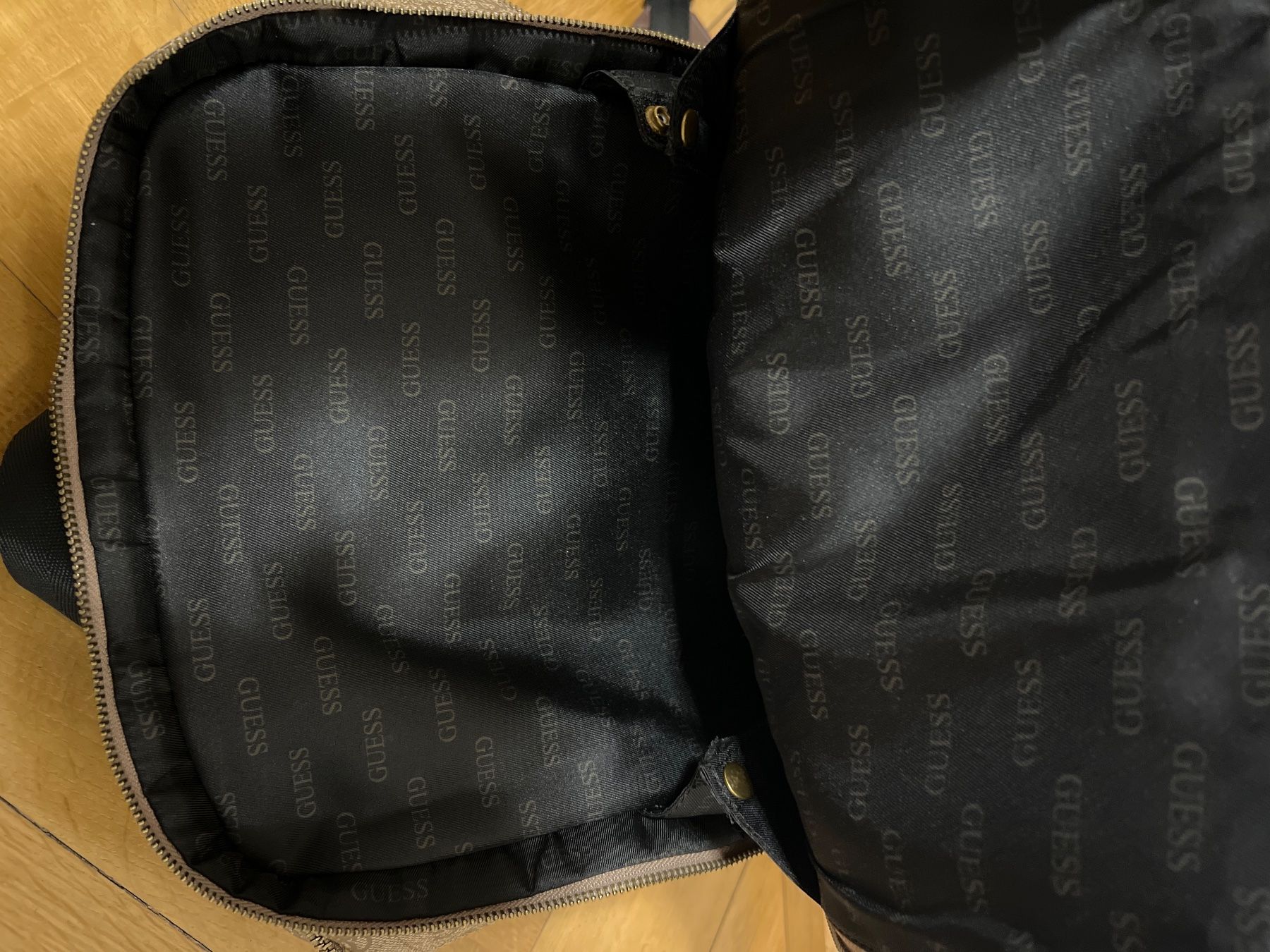 Guess Rucksäcke: Guess Rucksack Unisex – Gebraucht aus Basel von cas_nv89 3