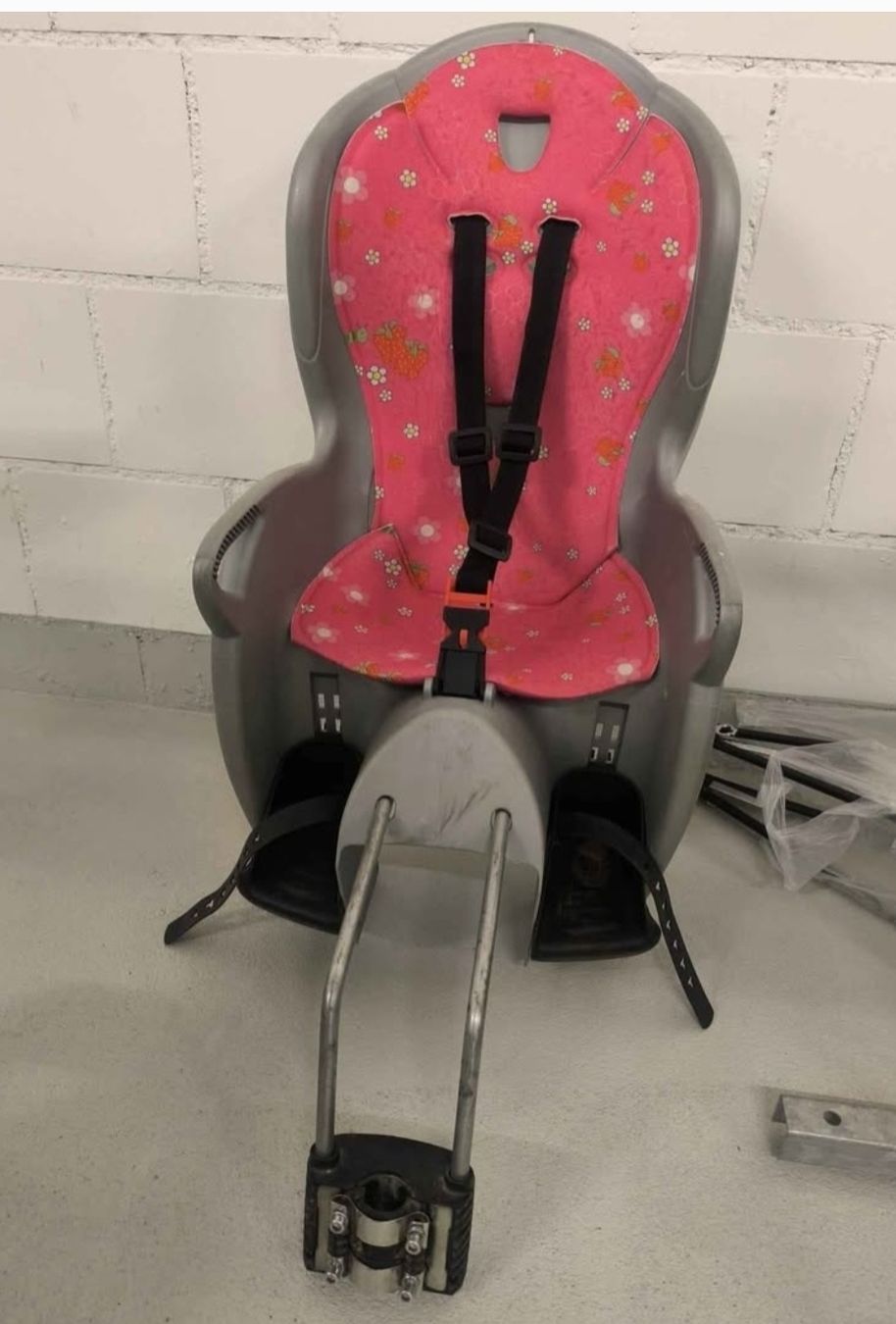 Velos: Hamax Fahrrad-Sitz mit Helm – Gebraucht aus Oensingen von mamma86 1