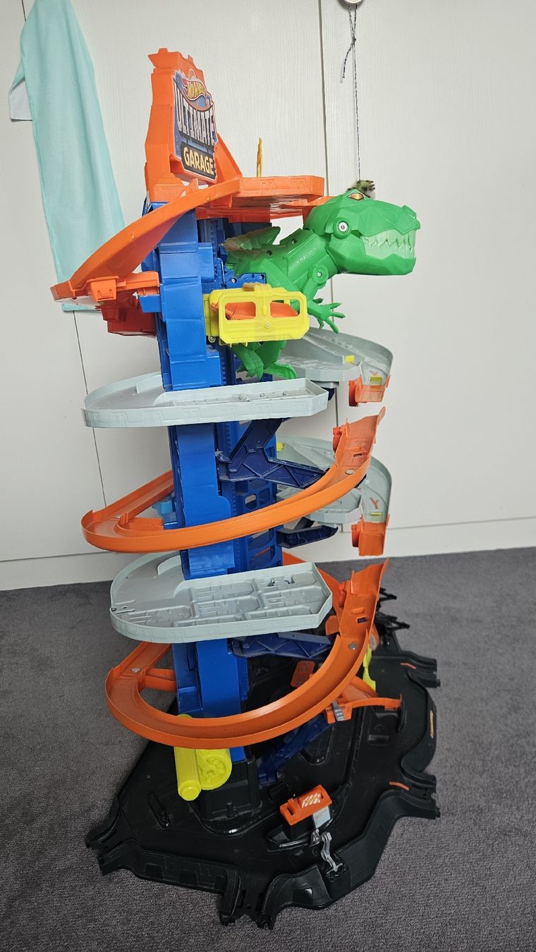Hot Wheels Giocattoli: Hot wheels Ultimate Garage mit T-Rex – Usato da Hünenberg See venduto da edemaria 2