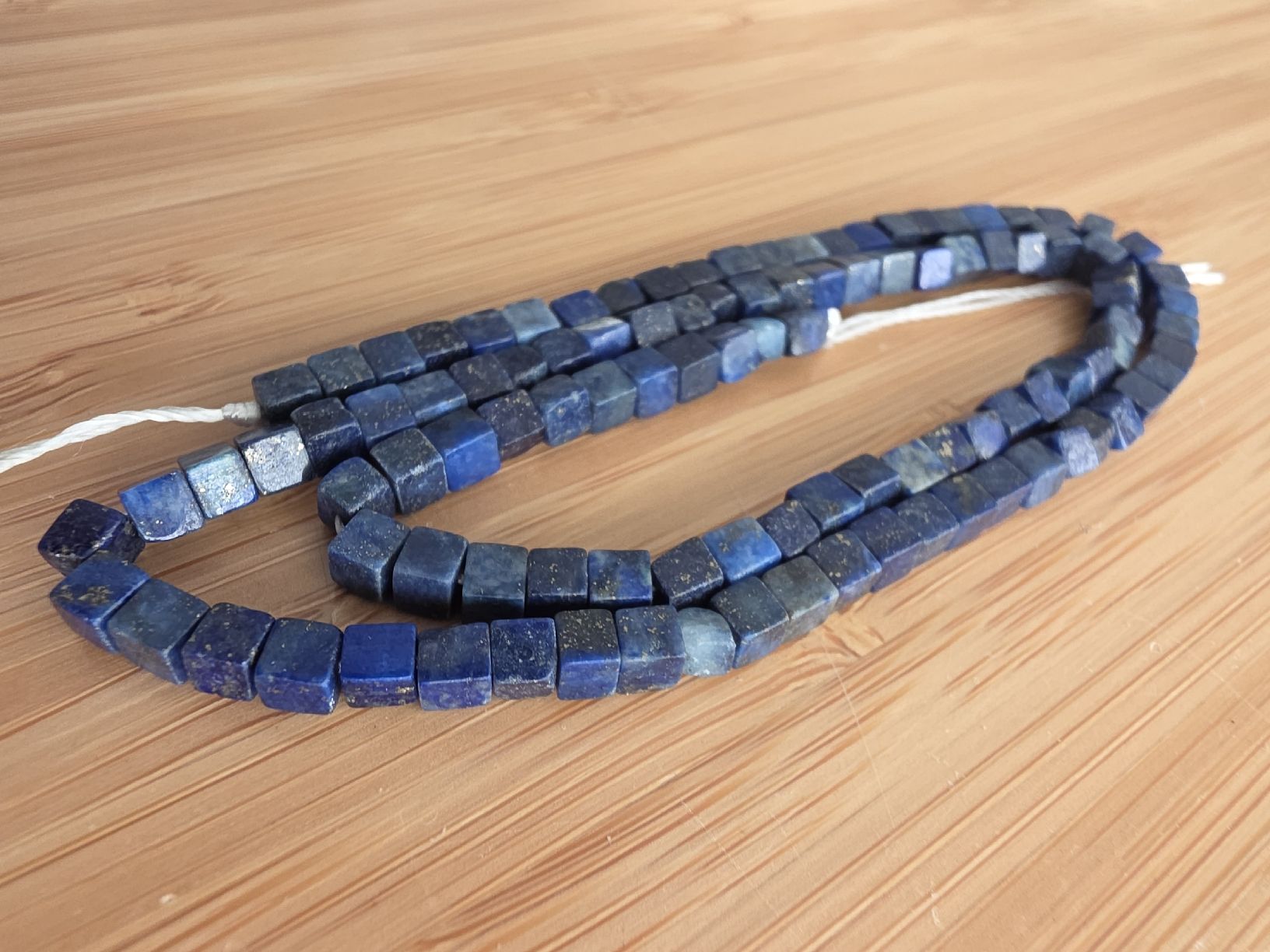 Minerali & Pietre curative: Lapislazuli Würfel- facettiert ca. 3,5mm. Strang – Nuovo e nell'imballaggio originale da Menziken venduto da Mirager 2