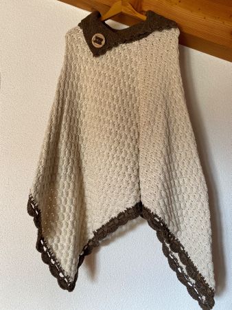 Selbst-gemachter Poncho Strick beige/braun Made in Portugal