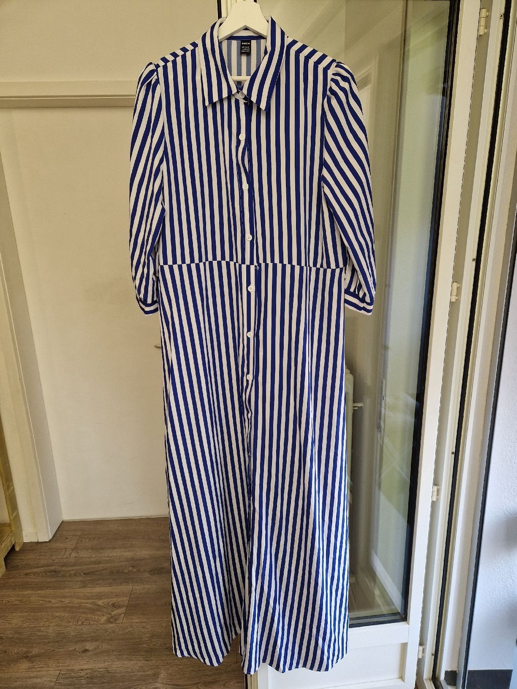Shein Vestiti: Shein Blue & White Striped Dress – Nuovo (secondo la descrizione) da Wettingen venduto da mor_76q7
