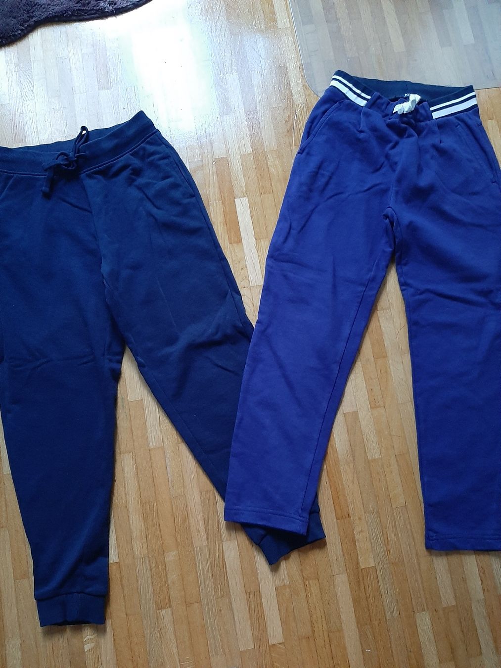 Pantaloni: Lot 5 pantalons de jogging Taille 140   – Nuovo (secondo la descrizione) da Petit-Lancy venduto da pecaesculca 1