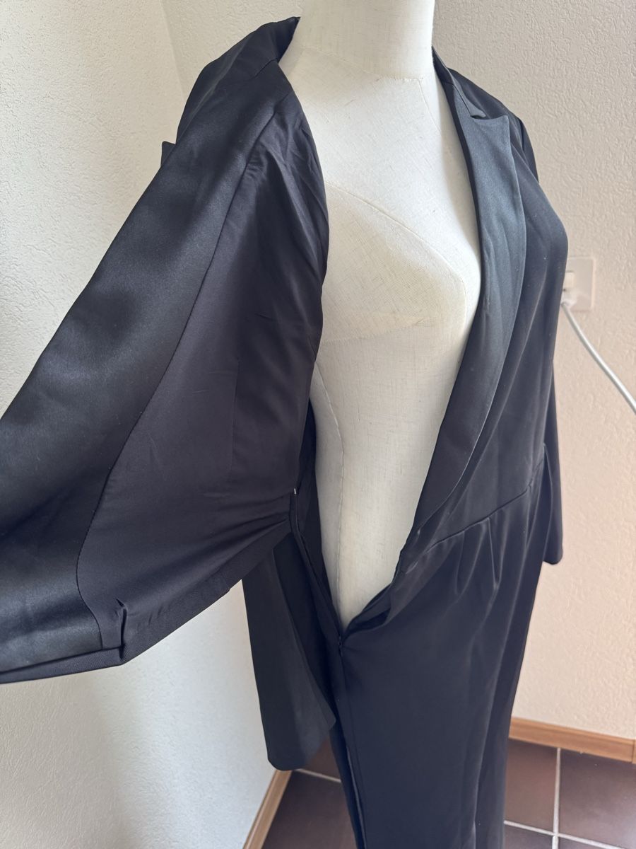 Tute: Schwarzer Jumpsuit mit Wickelfront/Combinaison portefeuille – Nuovo (secondo la descrizione) da Veyras venduto da ValClasse 3
