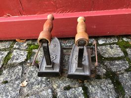 Antike Bügeleisen Schweizerkreuz Nr. 2 und 3