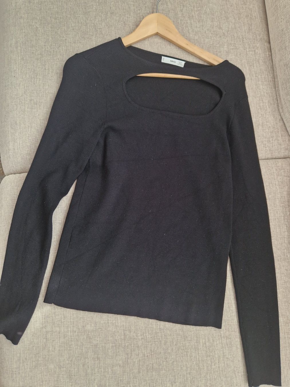 Pullover & Sweatshirts: Schwarzer Mango Pullover mit Ausschnitt, L, Top Zustand! – Gebraucht aus Erlinsbach SO von ULIKH 3