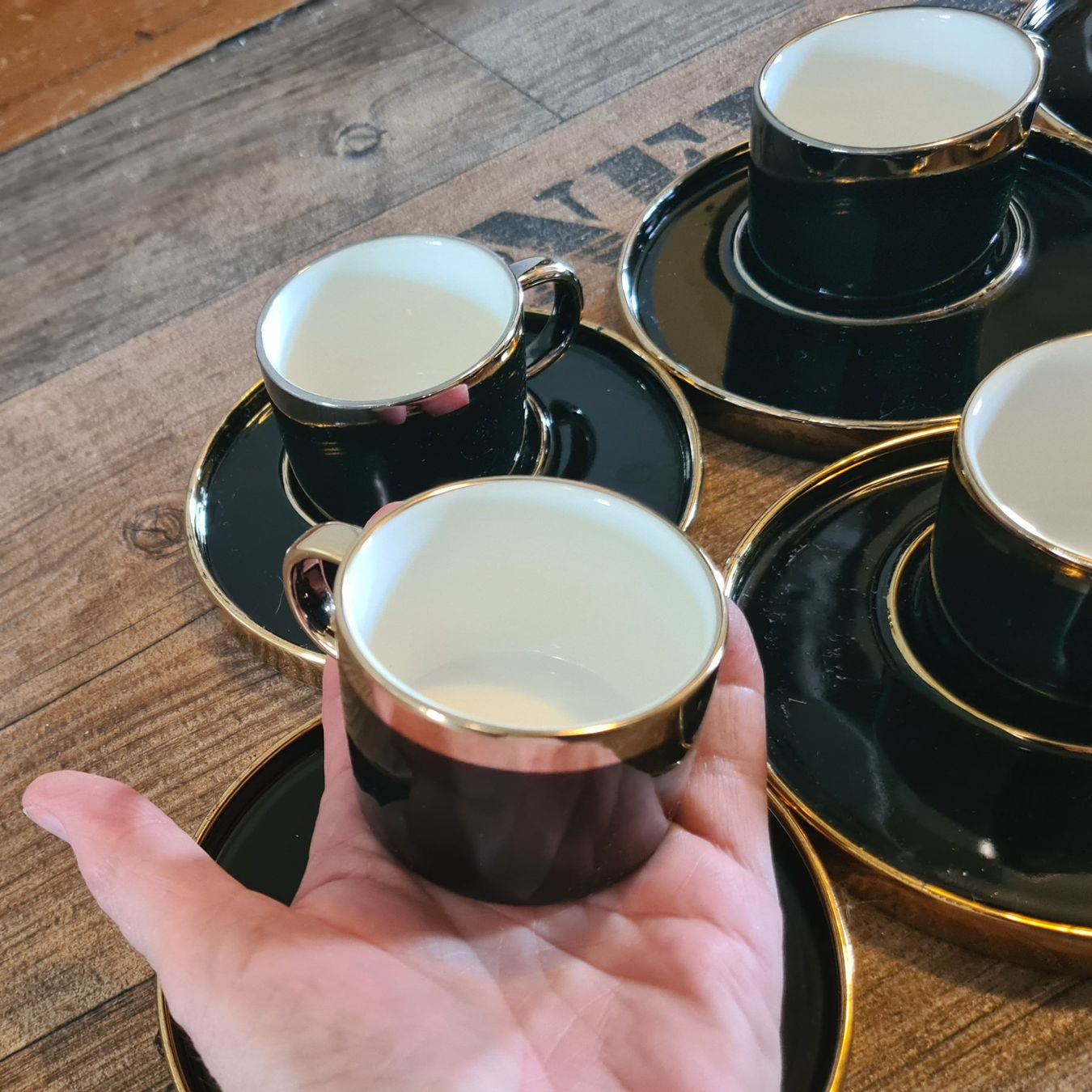 Set di piatti: 6-teiliges Espresso-Teeservice gold-schwarz – Usato da Winterthur venduto da bibummi 4