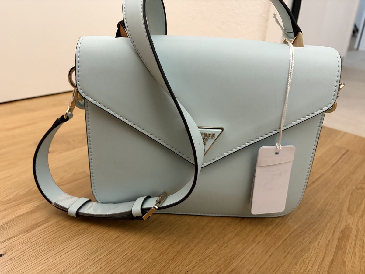 Guess Sacs femmes: Guess Handtasche  – Neuf avec emballage d'origine à Reinach AG par van_sm2f 1