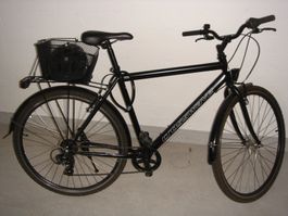 Citybike Crosswave schwarz mit Korb und Gepäckträger
