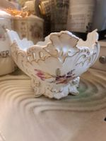 Die Porcellanschale im Rokoko-Stil mit Floralen Muster.