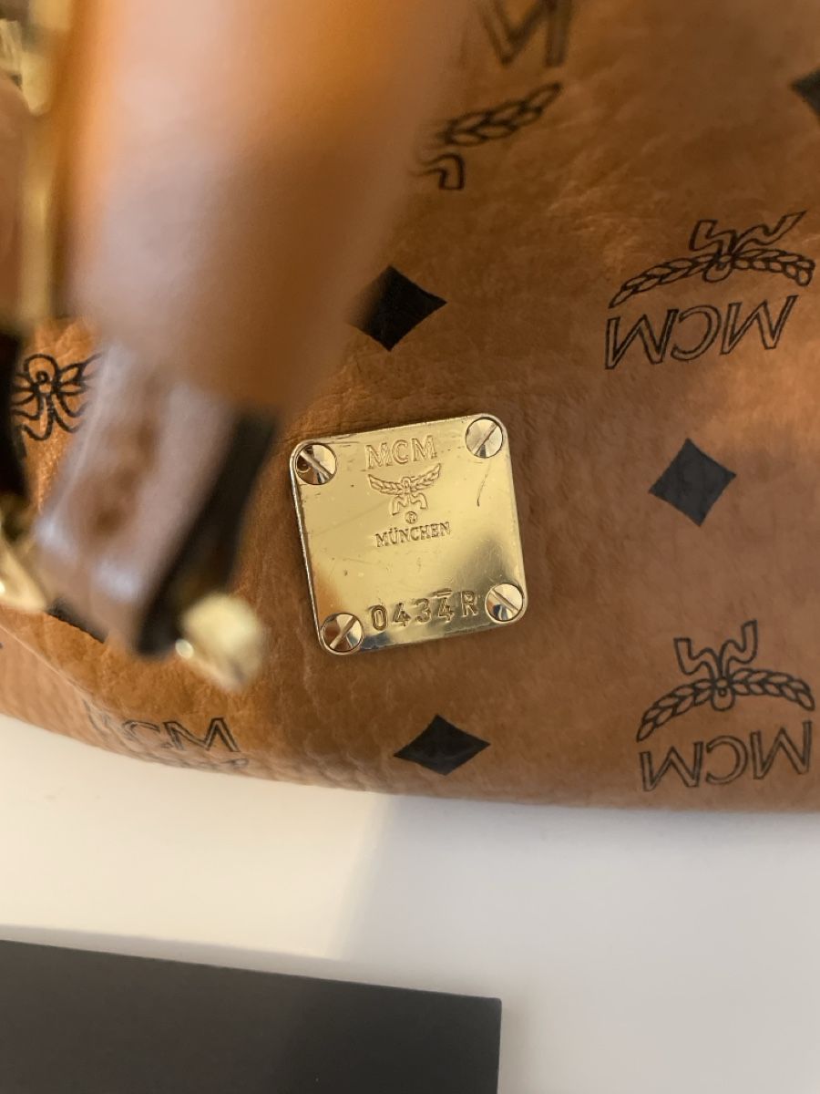 Mcm Borse da donna: MCM Beuteltasche braun Logo Muster gebraucht – Usato da Holderbank AG venduto da Hallo104 3