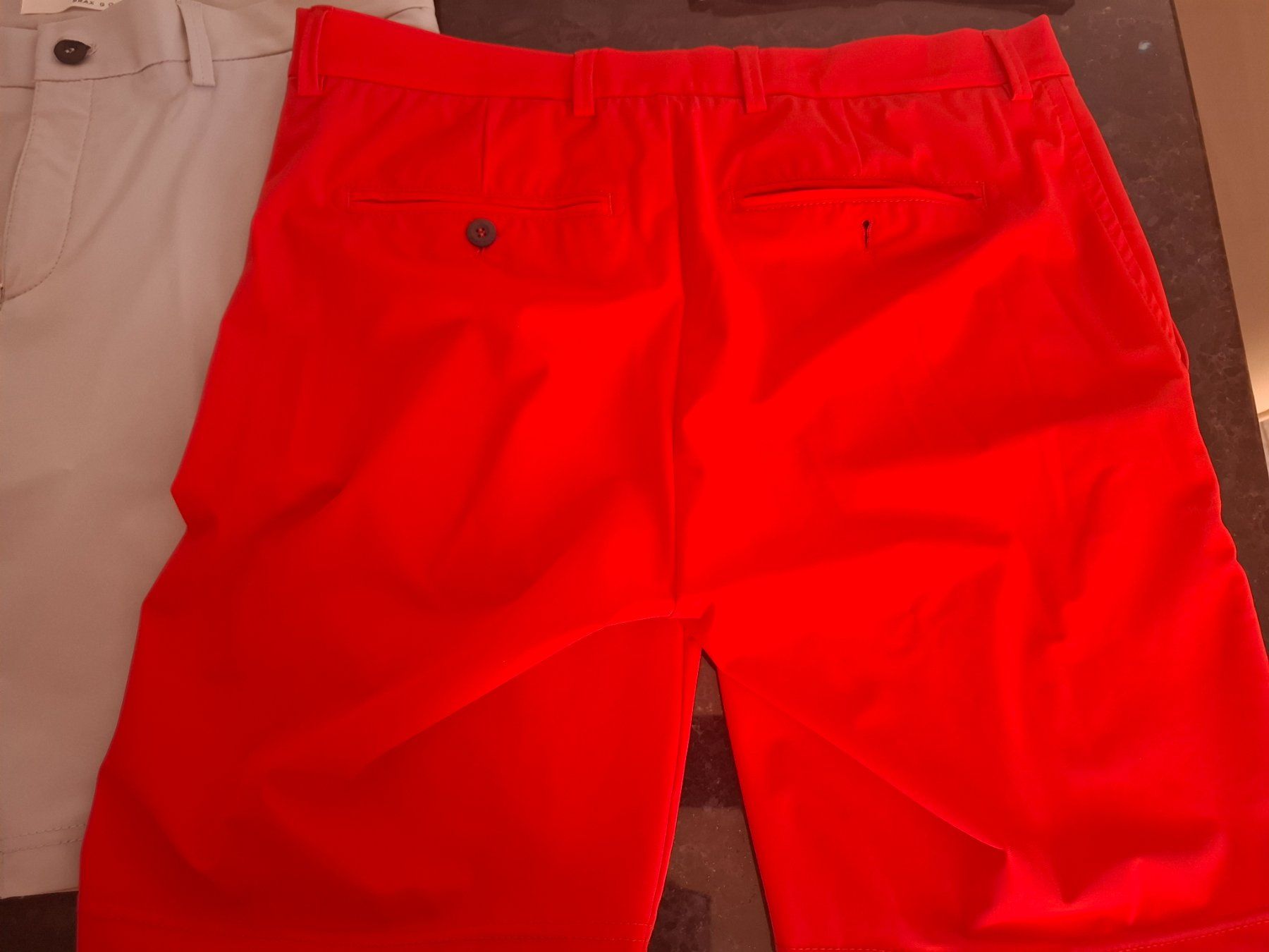 Brax Pantaloni: BRAX Golfshorts in rot und dunkelgrau – Usato da Freienstein venduto da Flyfish3 5