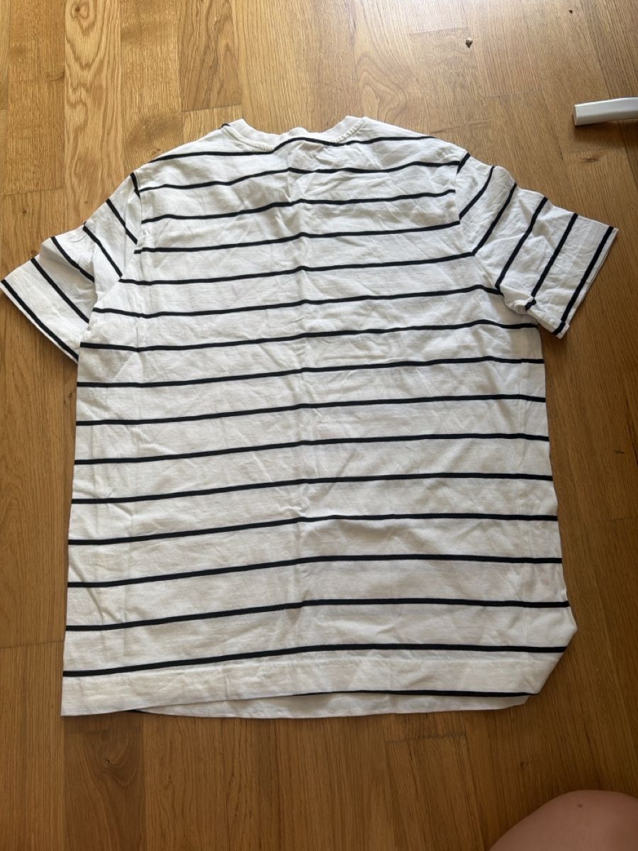 H&M T-shirts: T-Shirt noir et blanc H&M – D'occasion à Le Locle par Mayd_h 1
