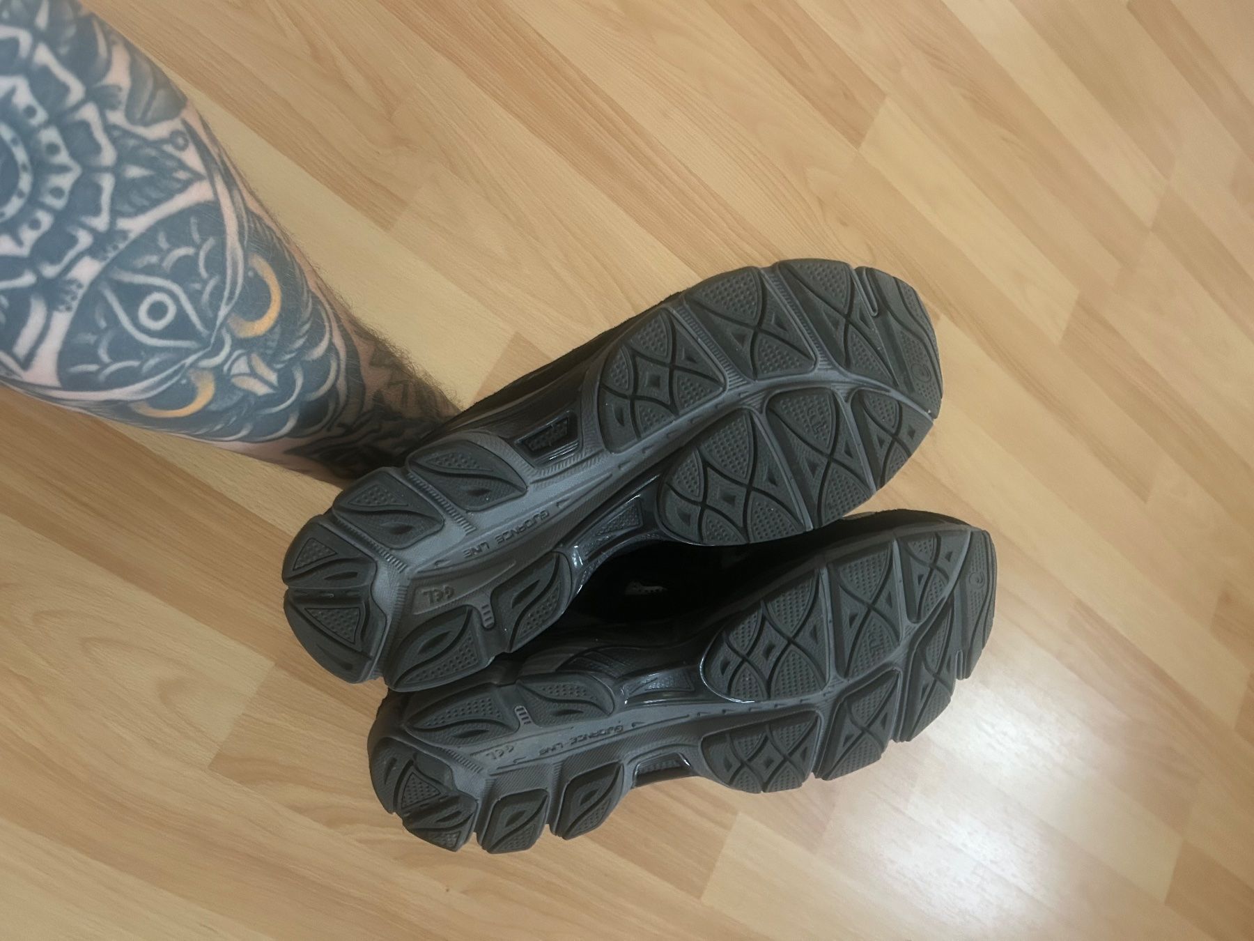 Asics Scarpe da uomo: Asics NYC Black Neuwertig 42.5 – Nuovo (secondo la descrizione) da Solothurn venduto da CityNordMarketplace 1