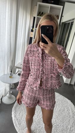 Tweedjacke und Shorts