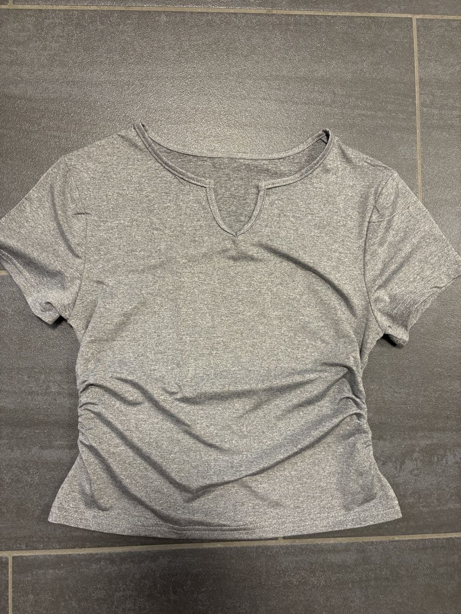 T-shirt: Graues V-Neck T-Shirt S – Usato da Rümlang venduto da svent 1