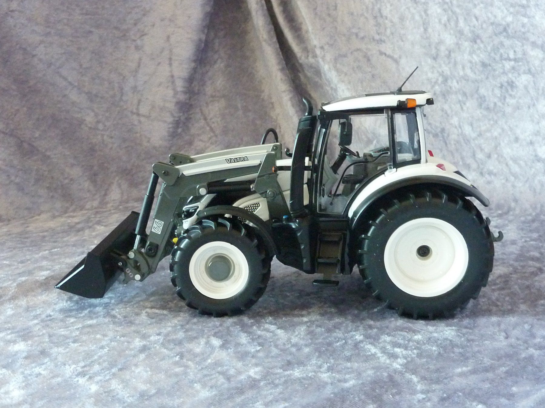 Wiking Kit di modellismo & Modellini statici: Valtra T174 mit Frontlader 1:32 – Nuovo (secondo la descrizione) da Dürrenäsch venduto da modellautos4you 2