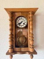 Magnifique pendule murale ancienne suisse en bois massif